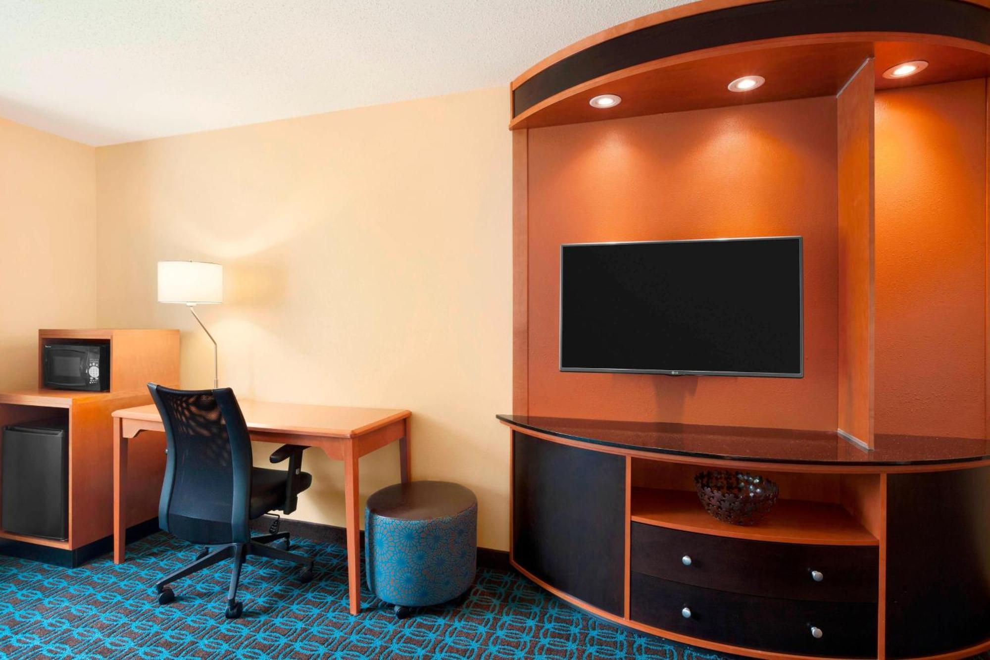Hotel Fairfield & Lansing West 3*